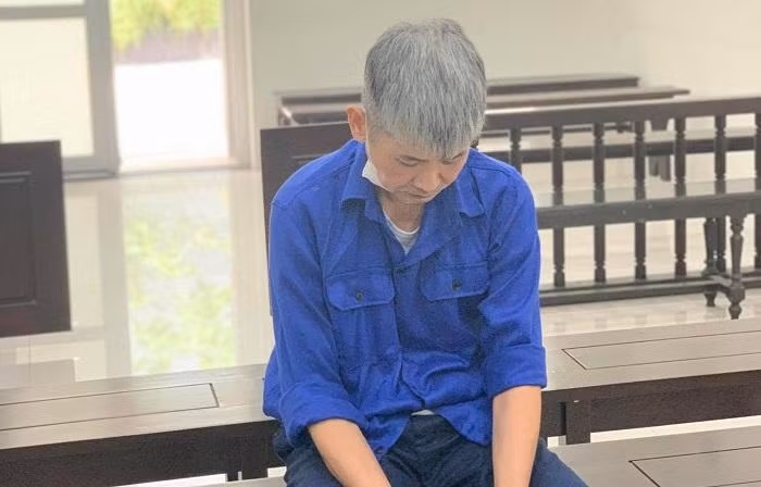 Trần Mạnh Hùng bị đưa ra tòa xét xử.