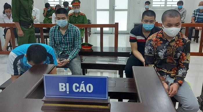 Các bị cáo trong vụ án bị đưa ra xét xử tại phiên tòa.