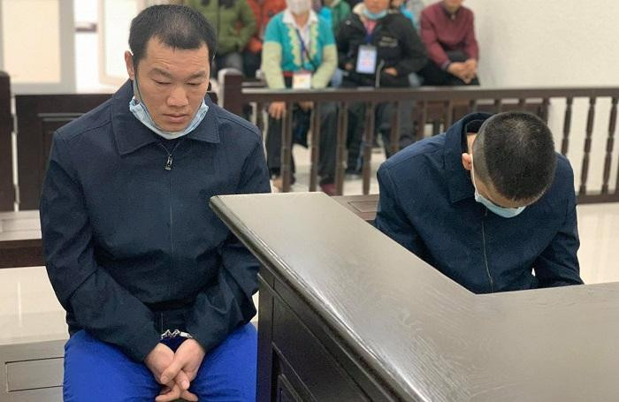 Hai đối tượng mua bán hàng chục bánh heroin bị đưa ra tòa xét xử.