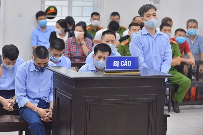 Các bị cáo trong vụ án bị đưa ra xét xử tại phiên tòa.