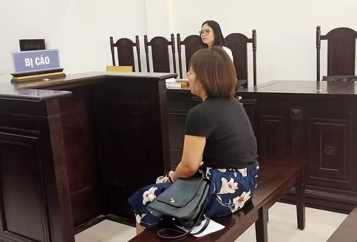 Bị cáo Đinh Thị Ngọc Ánh bị đưa ra tòa xét xử.