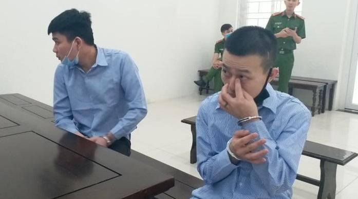 Hai nam thanh niên dùng dao kiếm đánh nhau bị đưa ra xét xử tại phiên tòa.