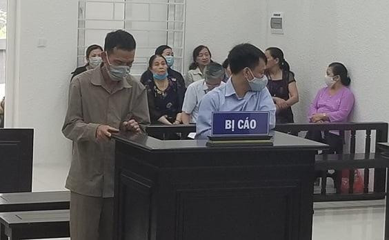 Đoàn Văn Đạt (bên phải) và bị cáo liên quan tại phiên tòa. Đoàn Văn Đạt (bên phải) và bị cáo liên quan tại phiên tòa.