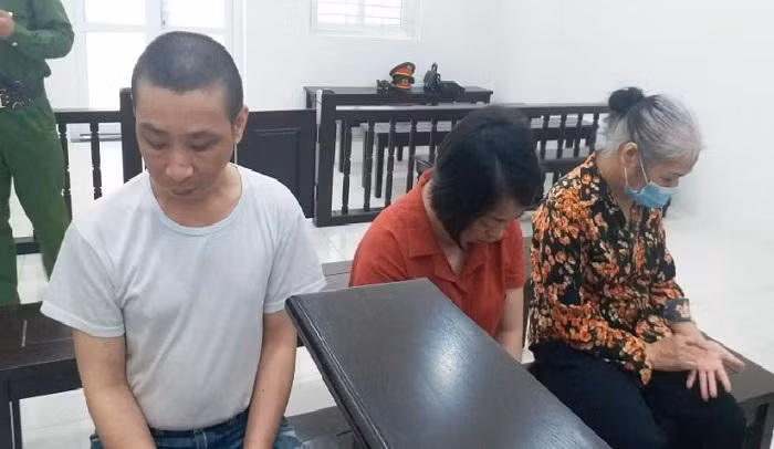 Nhóm đối tượng giả danh chủ đất bán trộm bất động sản bị đưa ra xét xử tại tòa.