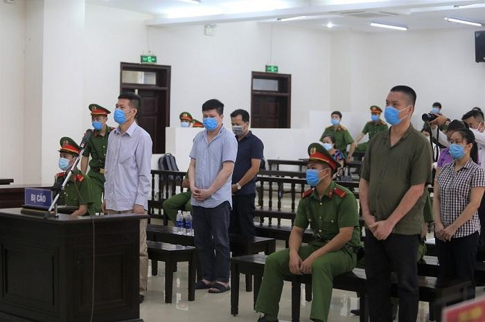 Nguyên Giám đốc CDC Hà Nội Nguyễn Nhật Cảm và đồng phạm tại phiên tòa phúc thẩm.