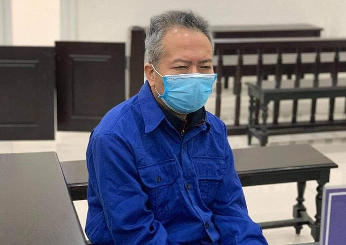 Bị cáo Vũ Đào bị đưa ra tòa xét xử.