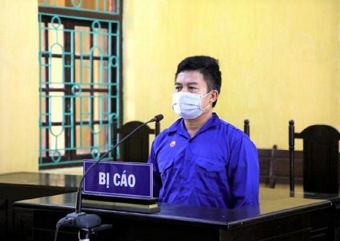 Bị cáo Nguyễn Hữu Tuyên bị đưa ra tòa xét xử.