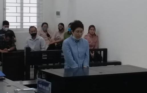 Hoàng Thị Kim Hoa bị đưa ra xét xử tại phiên tòa. Hoàng Thị Kim Hoa bị đưa ra xét xử tại phiên tòa.