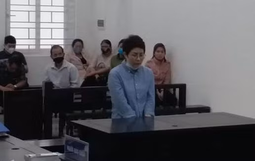 Hoàng Thị Kim Hoa bị đưa ra xét xử tại phiên tòa.
