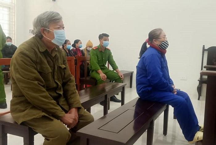 Cặp đôi U70 bị đưa ra xét xử tại phiên tòa. Cặp đôi U70 bị đưa ra xét xử tại phiên tòa.