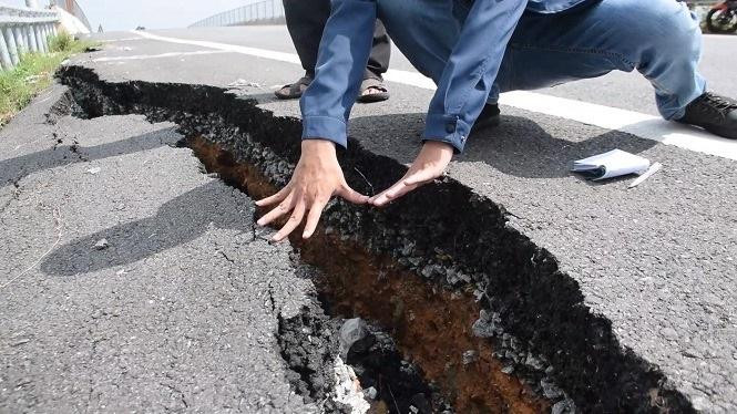 Cao tốc Đà Nẵng - Quảng Ngãi vừa đưa vào khai thác đã hư hỏng nghiêm trọng.