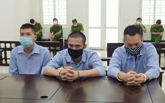 Phạm Đình Tuấn (giữa) cùng đồng phạm tại phiên tòa.