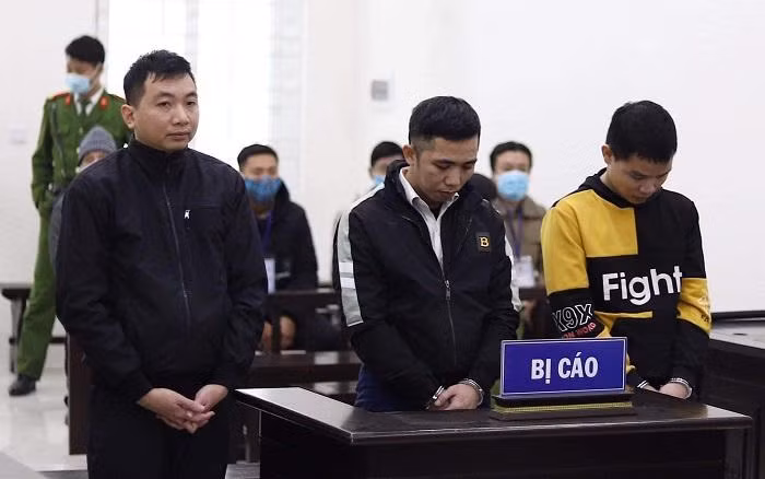 Nhóm đối tượng chiếm đoạt tiền ngân hàng bằng thủ đoạn tinh vi bị đưa ra xét xử