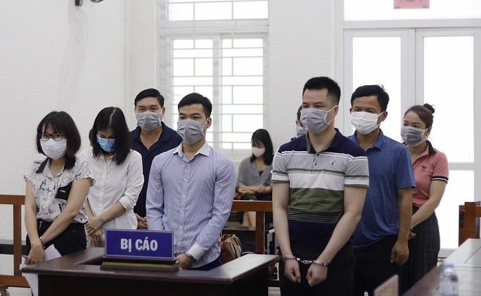Các bị cáo trong vụ án bị đưa ra xét xử tại phiên tòa.