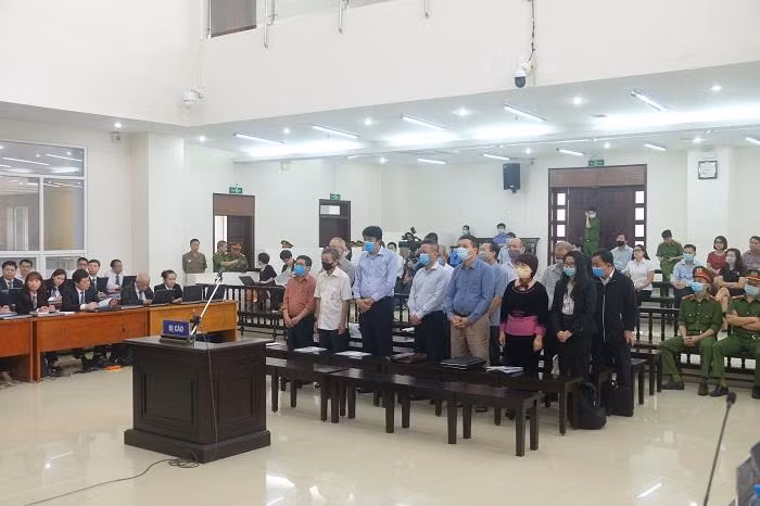 Các bị cáo trong vụ Gang thép Thái Nguyên tại phiên tòa.