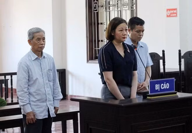 Nguyễn Thị Bình cùng đồng phạm tại phiên tòa sơ thẩm.