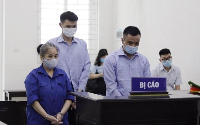 Nhóm đối tượng lưu hành tiền giả bị đưa ra xét xử tại phiên tòa.