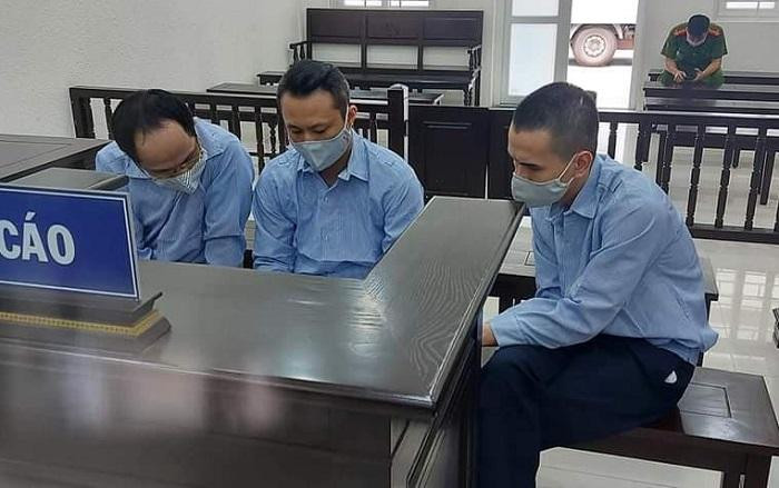 Các bị cáo bị đưa ra xét xử tại phiên tòa.