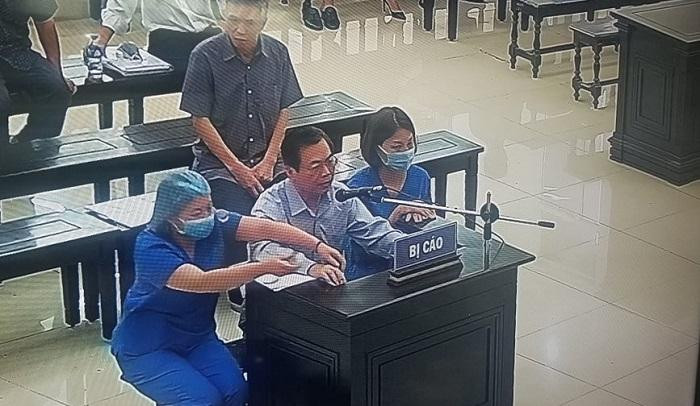 Cựu Bộ trưởng Bộ Công Thương Vũ Huy Hoàng được chăm sóc y tế ngay tại tòa.