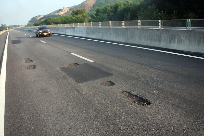 Đường cao tốc Đà Nẵng - Quảng Ngãi theo thiết kế độ bền 20 năm nhưng vừa đưa vào sử dụng đã hư hỏng.