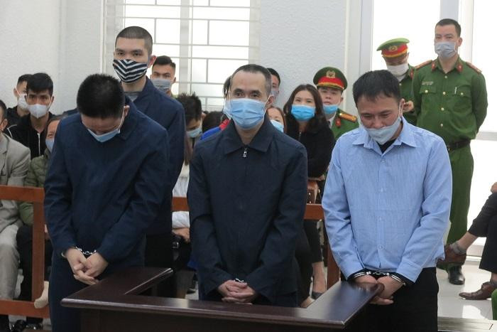 Các đối tượng trong đường dây ma túy bị đưa ra xét xử tại phiên tòa.