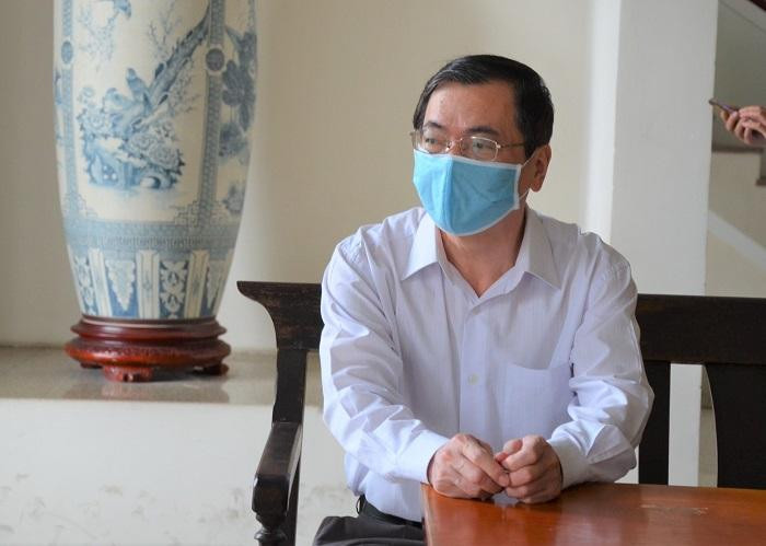 Cựu Bộ trưởng Bộ Công Thương Vũ Huy Hoàng ngay trước khi vào hội trường xử án. Cựu Bộ trưởng Bộ Công Thương Vũ Huy Hoàng ngay trước khi vào hội trường xử án.