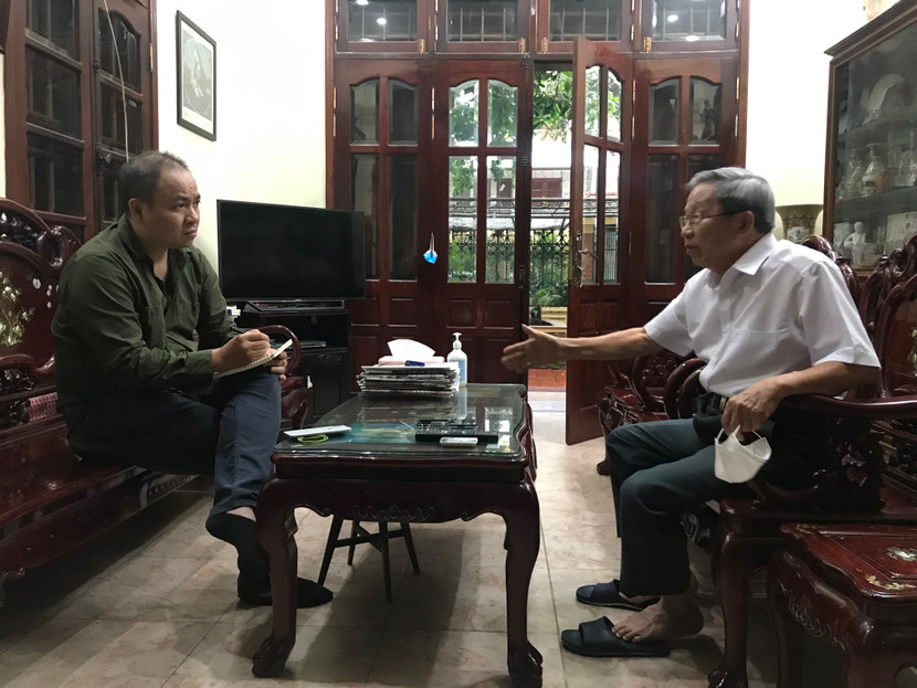Thiếu tướng Lê Văn Cương - nguyên Viện trưởng Viện Chiến lược và Khoa học (Bộ Công an) trao đổi với phóng viên An ninh Thủ đô (Ảnh: Nguyễn Tuấn Dũng)