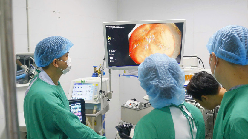 Các bác sĩ Bệnh viện thực hiện kỹ thuật cắt hớt niêm mạc trong điều trị đại trực tràng dạng phẳng Các bác sĩ Bệnh viện thực hiện kỹ thuật cắt hớt niêm mạc trong điều trị đại trực tràng dạng phẳng