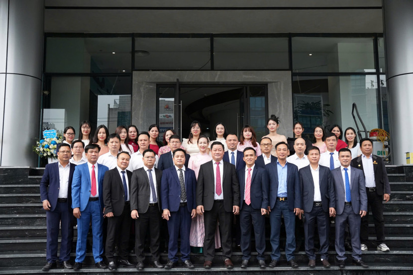 Tập thể cán bộ, công nhân viên Tập đoàn Công nghệ T-TECH Việt Nam