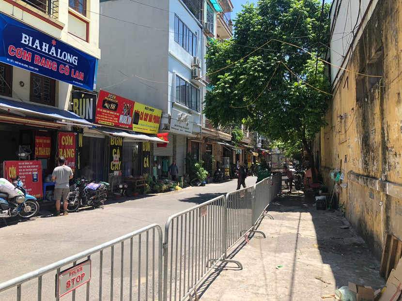 Một mặt chắn barie để người dân không chiếm dụng kinh doanh, buôn bán Một mặt chắn barie để người dân không chiếm dụng kinh doanh, buôn bán