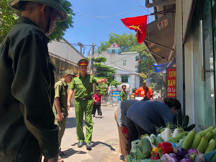 Lực lượng Công an phường nhắc nhở người dân không bày bán ra đường Lực lượng Công an phường nhắc nhở người dân không bày bán ra đường