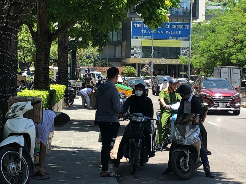 Trước cửa chợ thuốc Hapulico, "shipper" chờ để nhận hàng đi giao Trước cửa chợ thuốc Hapulico, "shipper" chờ để nhận hàng đi giao