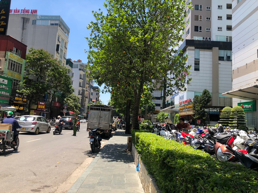 Chỉ có biển cấm đỗ, nên xe cộ chờ giao nhận hàng hóa vô tư dừng như thế kia mà lực lượng Công an chỉ có thể nhắc nhở, đẩy đuổi Chỉ có biển cấm đỗ, nên xe cộ chờ giao nhận hàng hóa vô tư dừng như thế kia mà lực lượng Công an chỉ có thể nhắc nhở, đẩy đuổi