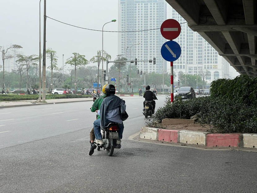 Biển cấm ngay trước mặt nhưng nhiều người vẫn đi ngược chiều, bất chấp hàng loạt ô tô đang lao tới
