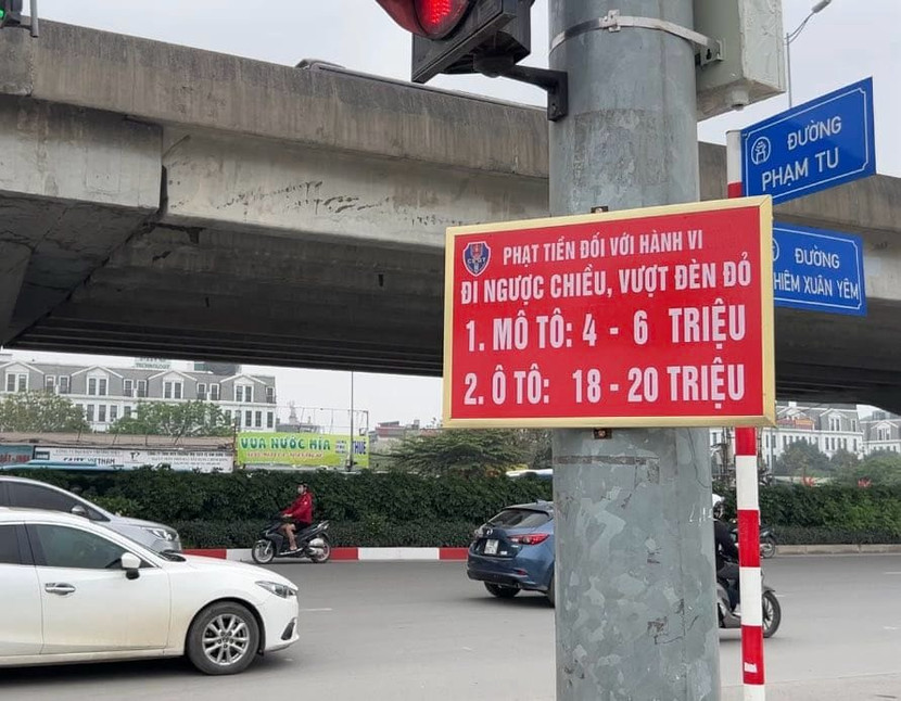Mức phạt nặng và biển thông báo được đặt rất rõ ràng nhưng nhiều người vẫn phớt lờ, chỉ vì có thể đi đoạn đường ngắn hơn một chút