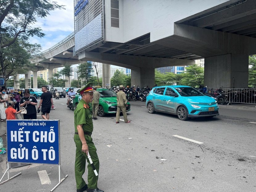 Lực lượng Công an phường triển khai phân luồng vòng ngoài... Lực lượng Công an phường triển khai phân luồng vòng ngoài...
