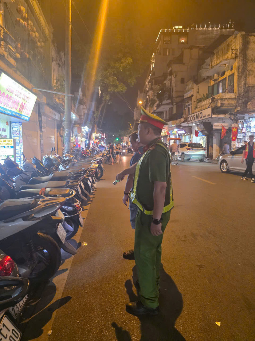 Công an phường Hàng Gai tăng cường kiểm tra các bãi trông giữ xe Công an phường Hàng Gai tăng cường kiểm tra các bãi trông giữ xe