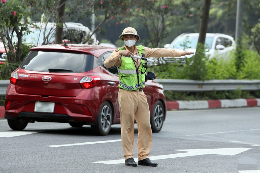 Lực lượng Cảnh sát giao thông miệt mài trên từng tuyến đường, đồng hành cùng bà con trên hành trình trở lại Thủ đô Lực lượng Cảnh sát giao thông miệt mài trên từng tuyến đường, đồng hành cùng bà con trên hành trình trở lại Thủ đô