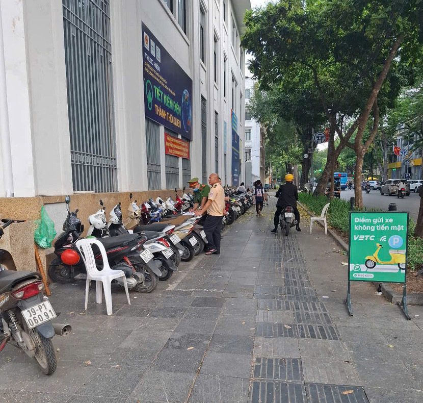 Công an phường Tràng Tiền tập trung kiểm tra các bãi trông xe Công an phường Tràng Tiền tập trung kiểm tra các bãi trông xe