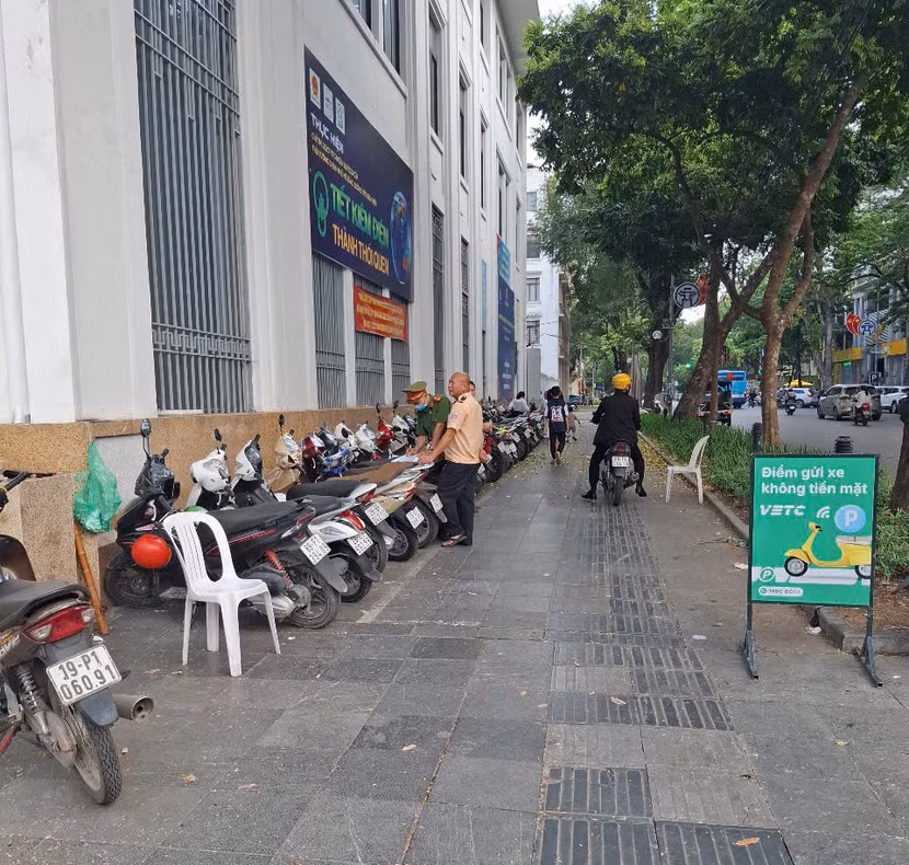 Công an phường Tràng Tiền tập trung kiểm tra các bãi trông xe Công an phường Tràng Tiền tập trung kiểm tra các bãi trông xe