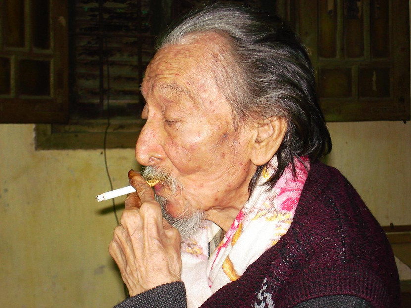 Họa sĩ Mai Văn Hiến - một trong số các họa sĩ tham gia vẽ những tờ giấy bạc đầu tiên của nước Việt Nam Dân chủ cộng hòa (chụp năm 2005) Ảnh: Tuấn Dũng