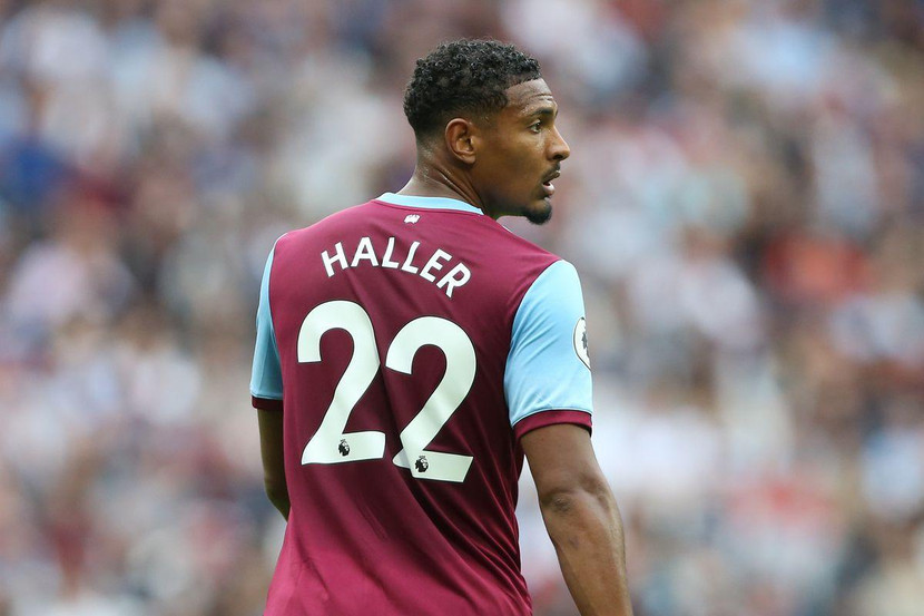 2. Sebastian Haller (Frankfurt đến West Ham). Cũng từ Frankfurt, Haller gia nhập West Ham vào tháng 7-2019 với tư cách là bản hợp đồng đắt giá nhất lịch sử CLB. Mùa giải đầu tiên, Haller không đạt yêu cầu khi chỉ ghi 7 bàn sau 35 trận. Anh tiếp tục gây thất vọng và nhanh chóng bị “tống” sang Ajax những ngày đầu tháng 1-2021 với giá rẻ mạt.