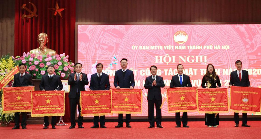 Ủy viên Bộ Chính trị, Bí thư Thành ủy Hà Nội Vương Đình Huệ và Phó Chủ tịch, Tổng Thư ký Ủy ban Trung ương Mặt trận Tổ quốc Việt Nam Hầu A Lềnh trao Cờ đơn vị xuất sắc phong trào thi đua năm 2020 cho các tập thể Ủy viên Bộ Chính trị, Bí thư Thành ủy Hà Nội Vương Đình Huệ và Phó Chủ tịch, Tổng Thư ký Ủy ban Trung ương Mặt trận Tổ quốc Việt Nam Hầu A Lềnh trao Cờ đơn vị xuất sắc phong trào thi đua năm 2020 cho các tập thể