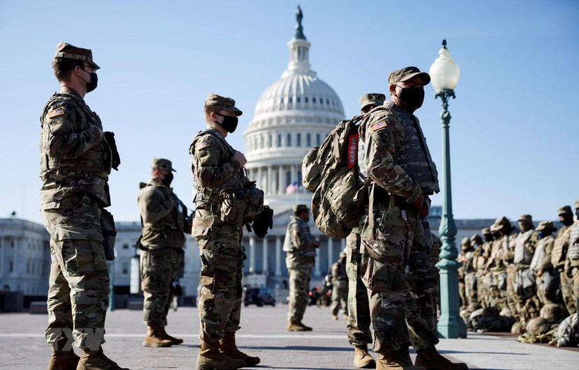 Binh sĩ Vệ binh Quốc gia gác tại khu vực tòa nhà Quốc hội Mỹ ở Thủ Washington D.C Binh sĩ Vệ binh Quốc gia gác tại khu vực tòa nhà Quốc hội Mỹ ở Thủ Washington D.C