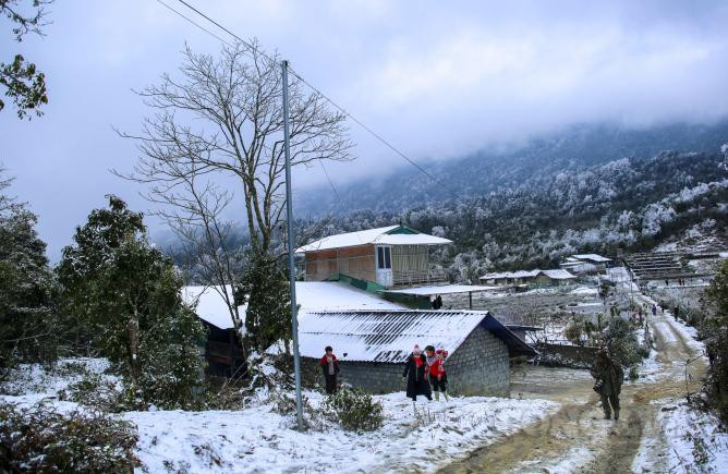 Người dân bản địa hoàn toàn có thể là một hướng dẫn viên trong tour khám phá bản làng trong mưa tuyết