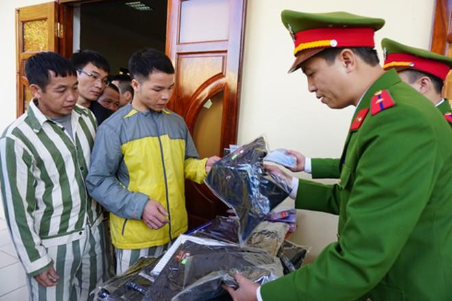 Các phạm nhân tại Trại tạm giam số 1, CATP Hà Nội nhận quyết định đặc xá