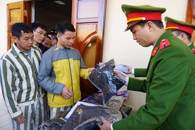 Các phạm nhân tại Trại tạm giam số 1, CATP Hà Nội nhận quyết định đặc xá