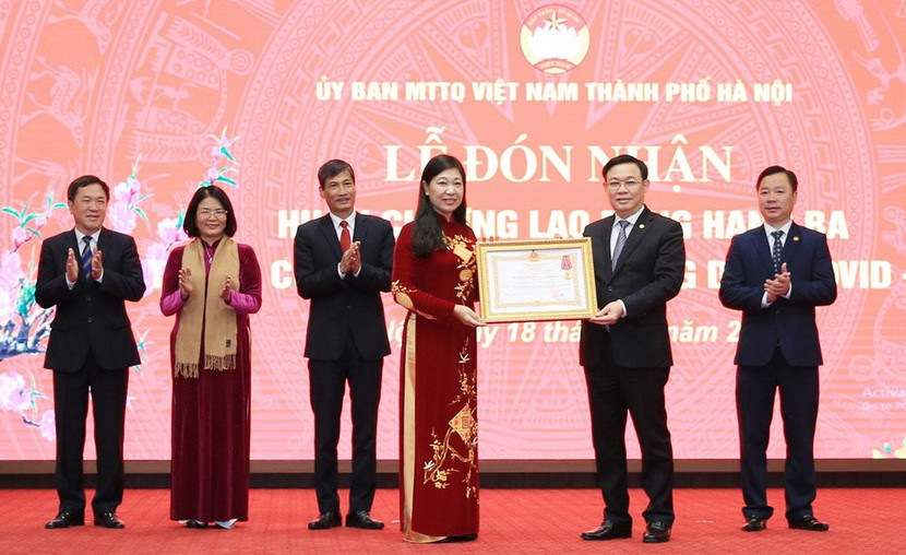 Bí thư Thành ủy Hà Nội Vương Đình Huệ trao Huân chương Lao động hạng Ba cho Ủy ban Mặt trận Tổ quốc Việt Nam thành phố Hà Nội Bí thư Thành ủy Hà Nội Vương Đình Huệ trao Huân chương Lao động hạng Ba cho Ủy ban Mặt trận Tổ quốc Việt Nam thành phố Hà Nội