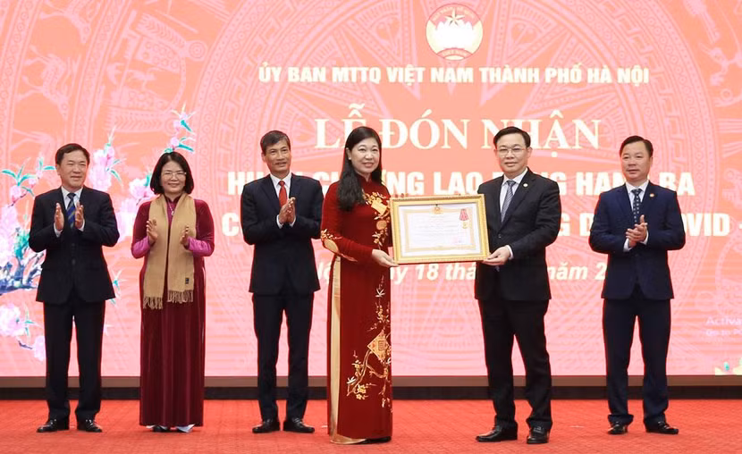 Bí thư Thành ủy Hà Nội Vương Đình Huệ trao Huân chương Lao động hạng Ba cho Ủy ban Mặt trận Tổ quốc Việt Nam thành phố Hà Nội