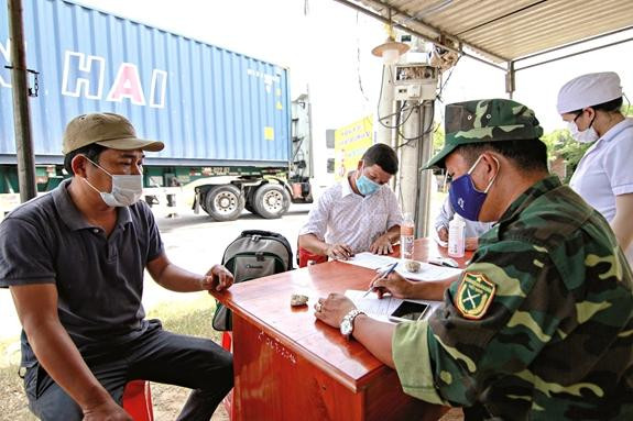 Lực lượng chức năng kiểm tra, hướng dẫn người dân khai báo y tế phòng chống dịch Covid-19